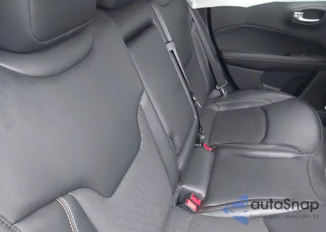 2021 Jeep Compass Latitude 4X4 z USA, uszkodzony, nr VIN 3C4NJDBB4MT506951